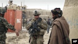 Pasukan NATO melakukan patroli di luar pangkalan militer di Afghanistan (foto: dok). Serangan bom menghantam posko penjagaan pasukan koalisi menewaskan 21 orang (20/6).