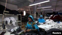 
په خېبر پښتونخوا کې د هوم بېسډ ورکرز يونين د ښځو د يو تنظيم مشره تاج مينه وايي که دغه اصول عملي شو نو کېدی شي د ښځو کارکوونکو معاشي استحصال څه لږ کم شي
