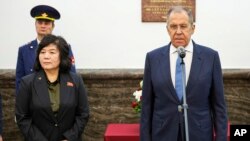 Wasiirka arrimaha dibedda Kuuriyada Waqooyi Choe Son Hui (Bidix) iyo wasiirka arrimaha dibedda Ruushka Sergei Lavrov.