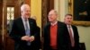 Los senadores John Cornyn y Lamar Alexander durante un descanso en el juicio por juicio político del presidente de Estados Unidos, Donald Trump, en el Capitolio en Washington, el 31 de enero de 2020.