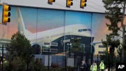 Pabrik Boeing di Renton, Washington, dengan latar foto Boeing 737 Max, 17 Desember 2019. 