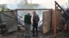 Penduduk setempat memeriksa sisa-sisa rumah mereka yang hancur akibat serangan pesawat tak berawak Rusia di pinggiran kota Kharkiv, 21 Mei 2024.