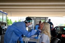Un funcionario de salud hace una prueba de Covid a un turista en el cruce de Promahonas, en la frontera de Grecia con Bulgaria, el único cruce por tierra entre ambos países que estaba abierto el 6 de julio de 2020.