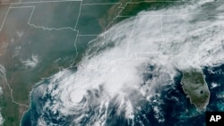 La tormenta tropical Beta (centro) se muestra en el Golfo de México, en esta imagen del satélite GOES-16 de la NOAA (Oficina Nacional Océanica y Atmosférica de EE. UU.), el sábado 19 de septiembre de 2020.
