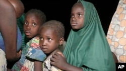 Des enfants -captifs des extrémistes islamistes dans la forêt de Sambisa- secourus par l'armée nigériane, arrivent dans un camp à Yola, au Nigeria, le 2 mai 2015. (AP Photo/Sunday Alamba)