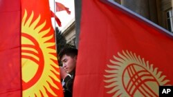 Qirg'iziston uzoq yillar "qisman erkin" deb hisoblanar edi. Markaziy Osiyodagi eng erkin jamiyat deb qaralar edi. Endilikda bunday emas. 