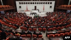 Le Parlement turc vote une résolution autorisant l'envoie des troupes turques en Libye, le 2 janvier 2020.