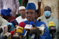 Leader of the M5 movement Choguel Maiga, center, speaks to the press in Bamako, Mail, May 28 2021.