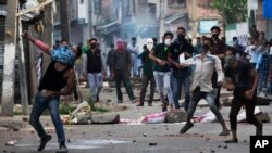 한파 경보가 발령된 캐나다 온타리오주 나이아가라 폭포에서 관광객들이 눈이 덮인 나무 옆으로 걷고 있다.