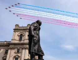 Aviones vuelan sobre Londres en el 75 aniversario del fin de la II Guerra Mundial en Europa