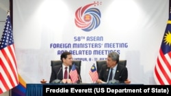 卢比奥国务卿与马来西亚外交部长哈桑在马来西亚吉隆坡举行的谅解备忘录签署仪式上。(2025年7月10日)