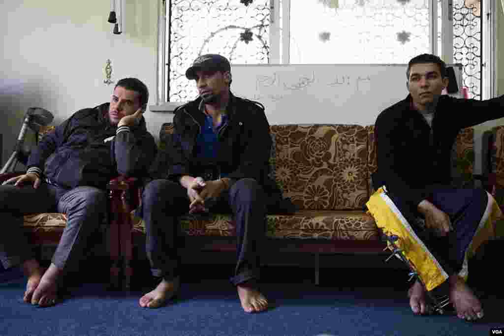 Wounded Syrian rebels recuperate in a private house in Amman, Jordan, November 14, 2012. (Y. Weeks/VOA)
