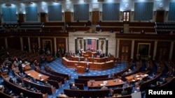 Ketua DPR Nancy Pelosi memimpin rapat DPR AS setelah para anggota parlemen berkumpul kembali menyusul penyerangan pendukung Presiden Trump di Gedung Kongres AS, Capitol Hill di Washington, D.C., 6 Januari 2021. (Saul Loeb / Pool via REUTERS)