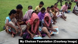 A group of tribal tea garden workers in West Bengal, India, learns about the threat from traffickers. 