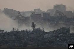 Asap mengepul usai Israel menyerang Jalur Gaza, terlihat dari Israel selatan, Sabtu, 2 Desember 2023. (Foto: AFP)...