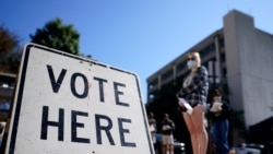 Birači čekaju u redu da rano glasaju u mestu Atina u Džordžiji, 19. oktobra 2020.