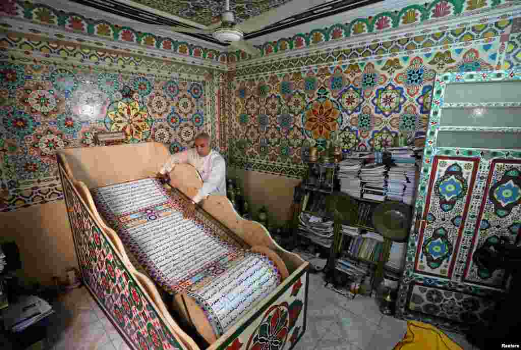 Saad Mohammed menggulung apa yang menurutnya adalah versi Al-Quran dengan tulisan tangan terbesar di dunia yang berukuran panjang 700 meter, di kota Belqina, sebelah utara Kairo, Mesir.