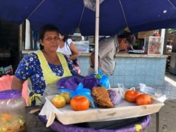 Fátima Ramírez vende enchiladas en un mercado popular de Managua.