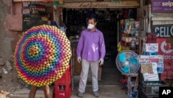 Iftikhar Ahmad, un commerçant pakistanais, dans le canton de Diepsloot au nord de Johannesburg, Afrique du Sud, samedi 21 mars 2020. (Photo AP / Jerome Delay)
