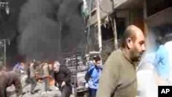 Di wilayah Hamouriya, pinggiran Damaskus, mobil-mobil pemadam kebakaran dan ambulans tiba di tempat kejadian berusaha memadamkan api pada puluhan toko, mobil, dan gedung yang terbakar (foto: 20/2).