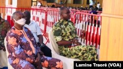 Le général Gilbert Diendéré dans le box des accusés qui semblait être serein et imperturbable, à Ouagadougou, le 11 octobre 2021 (VOA/Lamine Traoré)