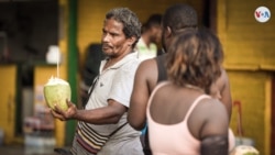 A vendor sells coconut water on the beach in Capurganá, Colombia. (David Hernández/VOA)