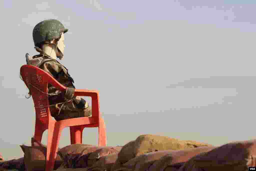 On a base overlooking IS-controlled territories, soldiers seat a dummy, hoping to draw first fire to it if IS attacks, Nov. 14, 2016. (H.Murdock/VOA)