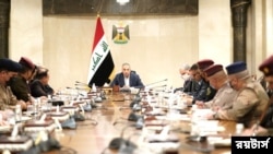 Perdana Menteri Irak Mustafa al-Kadhemi (tengah) bertemu dengan sejumlah pimpinan keamanan Irak setelah percobaan pembunuhan terjadi padanya di kediamannya di Baghdad, Irak, pada 7 November 2021. (Foto: Iraqi Prime Minister Media Office/Handout via Reuters)