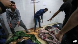 Los cuerpos de las personas muertas en el bombardeo israelí de la Franja de Gaza son trasladados al Hospital al Aqsa en Deir al Balah, Franja de Gaza, el martes 9 de abril de 2024.