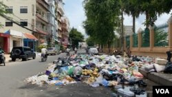 Trash piles up on Mehru Square's street in Phnom Penh, Cambodia, on October 06, 2020. (Aun Chhengpor/VOA Khmer) 