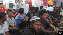 Warga Rohingya yang diselamatkan nelayan lokal, duduk di tanah Kuala Idi, provinsi Aceh, 4 Desember 2018. 