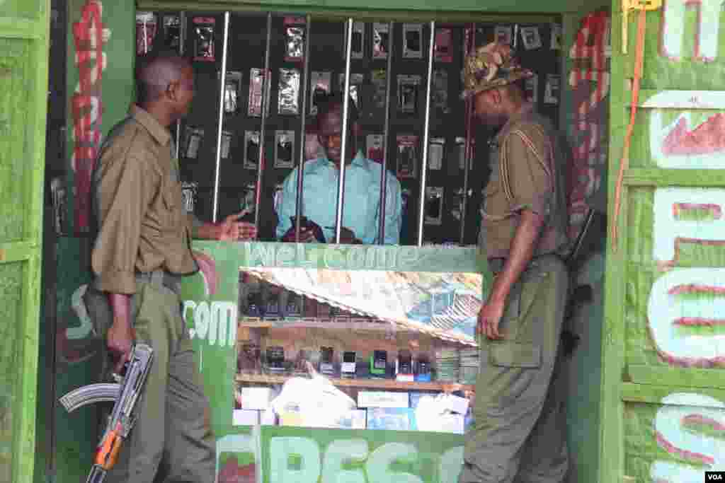 A man operates a shop in Dagahley refugee camp, one of the five camps in Dadaab, Kenya, April 24, 2015. (Mohammed Yusuf/VOA)
