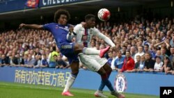 Wilfried Zaha de Crystal Palace, à droite, se dispute une balle avec William de Chelsea lors d’un match de la ligue anglaise (Premier League) au stade de Stamford Bridge à Londres, 29 août 2015.