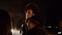 Beberapa orang Yahudi Ortodoks berkumpul di sebuah jalan di Monsey, N.Y., Minggu, 29 Desember 2019, setelah terjadi penikaman saat perayaan Hanukkah.