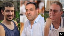 জিম্মিদে পরিবার থেকে পাওয়া এই ছবিতে দেখা যাচ্ছে ওর লেভি, এলি শারাবি ও ওহাদ বেন আমিকে যাদের সবাইকে অপহরণ করে গাজায় নিয়ে আসা হয় ২০২৩ সালের ৭ অক্টোবর ( এপির মাধ্যমে প্রাপ্ত)