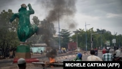 Les manifestants ont mis des barricades pour bloquer la circulation sur le pont des Martyrs de Bamako le 11 juillet 2020. (Photo MICHELE CATTANI / AFP)