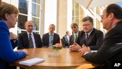 In a revived European push to bring peace to eastern Ukraine, (L-R), German Chancellor Angela Merkel, Russian President Vladimir Putin, Ukrainian President Petro Poroshenko and French President Francois Hollande are seen meeting in Paris, France, Oct. 2, 2015.