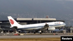 一架中国国际航空公司的空客飞机在法国尼斯机场降落。（资料照片）