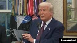 دونالد ترامپ، رئیس جمهوری آمریکا ماکتی از بمب‌افکن-بی۲ را به خبرنگاران نشان داد - چهارشنبه ۱۵ مرداد ۱۴۰۴