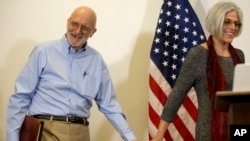 Alan Gross smiles as he walks in with his wife Judy before speaking to members of the media at his lawyer’s office in Washington, Dec. 17, 2014. 