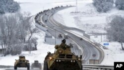 Konvoi dari kendaraan militer Rusia terlihat di sepanjang jalan tol di Crimea, pada 18 Januari 2022. (Foto: AP)