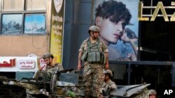 Tentara Lebanon dengan kendaraan lapis baja menjaga keamanan di lokasi bentrokan maut yang meletus sehari sebelumnya di Beirut, 15 Oktober 2021. 