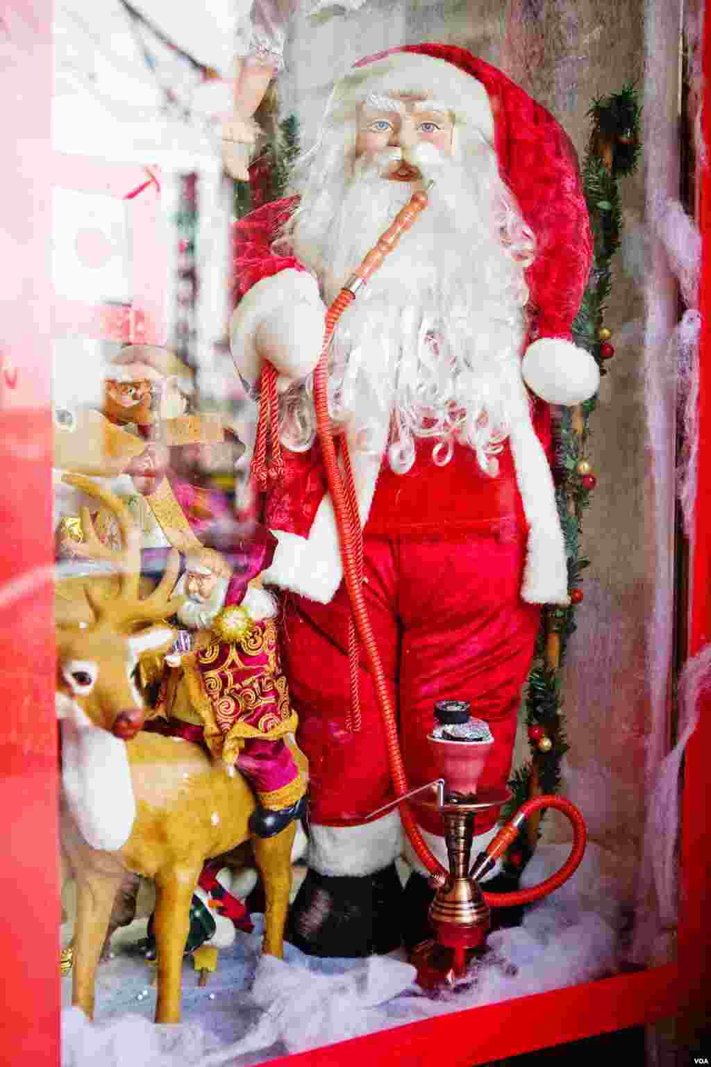 In Beirut&#39;s Armenian district, a window display features a Santa smoking tobacco in a Middle Eastern water pipe, Lebanon, December 2012. (VOA/V.Undritz) 