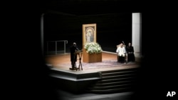 Kardinal Victor Manuel Fernandez (kedua dari kanan) memimpin doa rosario untuk kesehatan Paus Fransiskus di Lapangan Santo Petrus di Vatikan, Jumat, 28 Februari 2025. (Foto: Andrew Medichini/AP Photo)