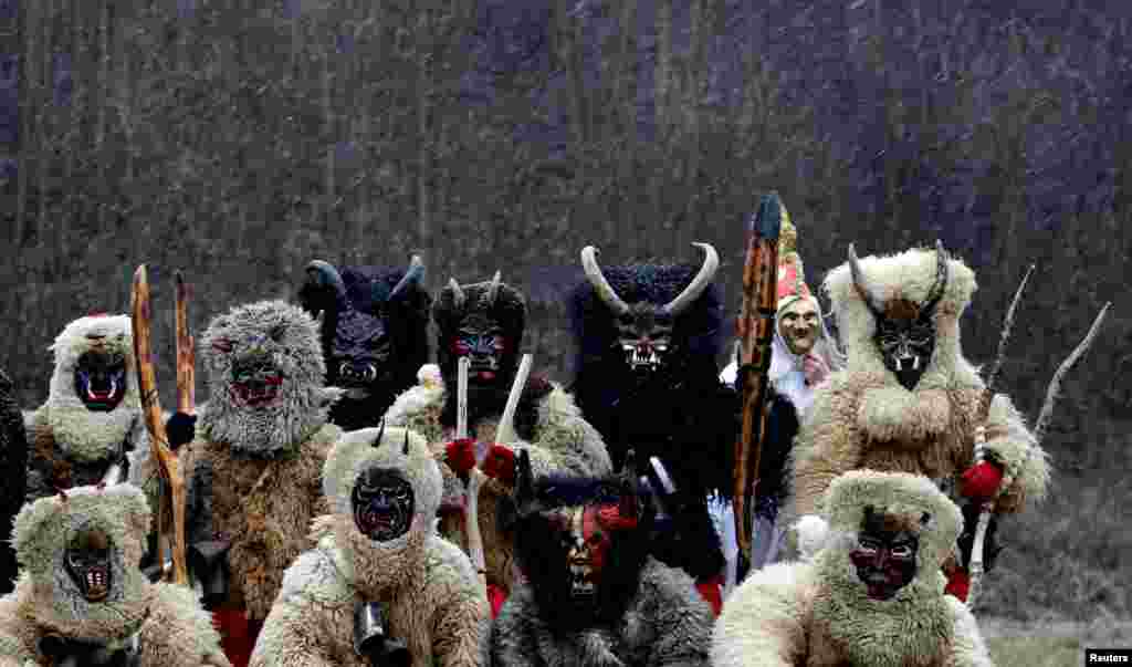 Este tipo de desfiles es una de las tradiciones antiguas m&#225;s populares en algunos pueblos de la Regi&#243;n de Valaquia. Mientas San Nicol&#225;s va de casa en casa durante tres d&#237;as, repartiendo dulces a los ni&#241;os, los demonios hacen travesuras. [Reuters].