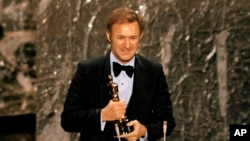 Gene Hackman menerima Oscar untuk aktor terbaik di Academy Awards ke-44 di Los Angeles, 10 April 1972. (Foto: AP Photo/arsip)
