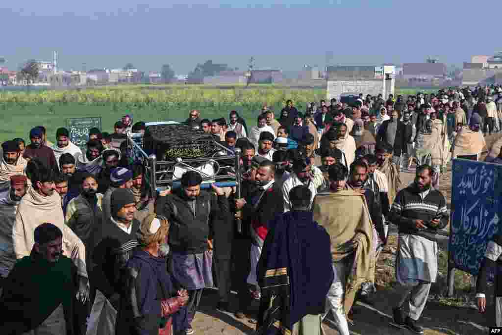 باشندگان قریهٔ&nbsp; میرزا ویرکان در ایالت پنجاب پاکستان، اجساد قربانیان حادثه غرق شدن کشتی&nbsp; پناهجویان در آب&zwnj;های شمال غرب افریقا را به خاک سپردند. سالانه شمار زیادی از پناهجویان تلاش می کنند تا از طریق راه&zwnj;های آبی و به شیوه غیرقانونی خود را به کشورهای اروپایی و امن برسانند که با واژگون شدن این قایق&zwnj;ها و کشتی&zwnj;ها جان ده&zwnj;ها نفر را می&zwnj;گیرد.