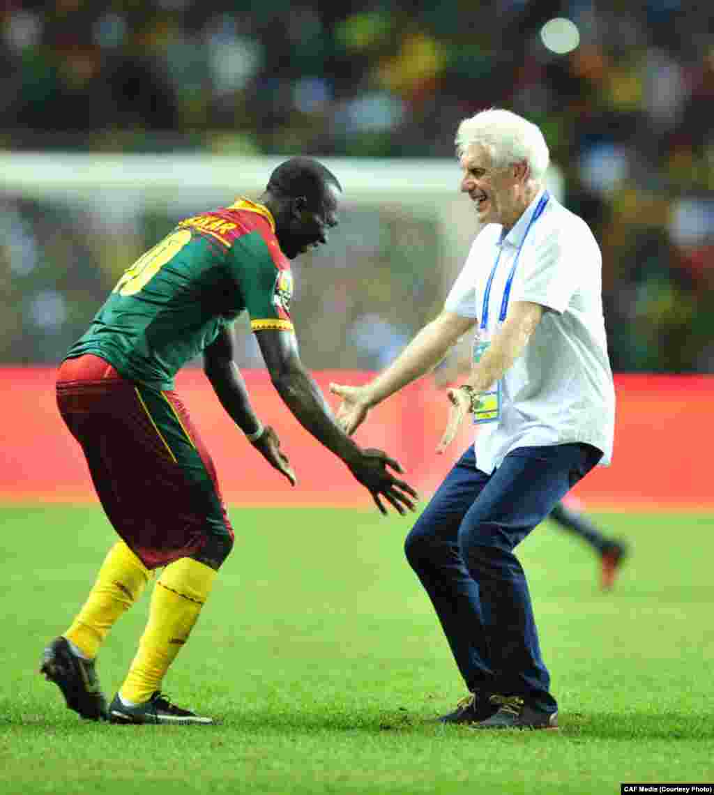 Hugo Broos treinador dos Camarões festeja em campo com um dos seus pupilos depois da conquista do CAN2017