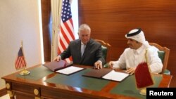 Menlu Qatar Sheikh Mohammed bin Abdulrahman al-Thani (kanan) dan Menlu AS Rex Tillerson menandatangani sebuah nota kesepahaman di Doha, Qatar, 11 Juli 2017. (REUTERS/Naseem Zeitoon).