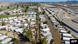 El lodo cubre las calles de Tri Palm Estates & Country Club, en Thousand Palms, California, tras las lluvias de la tormenta tropical Hilary el 21 de agosto de 2023.